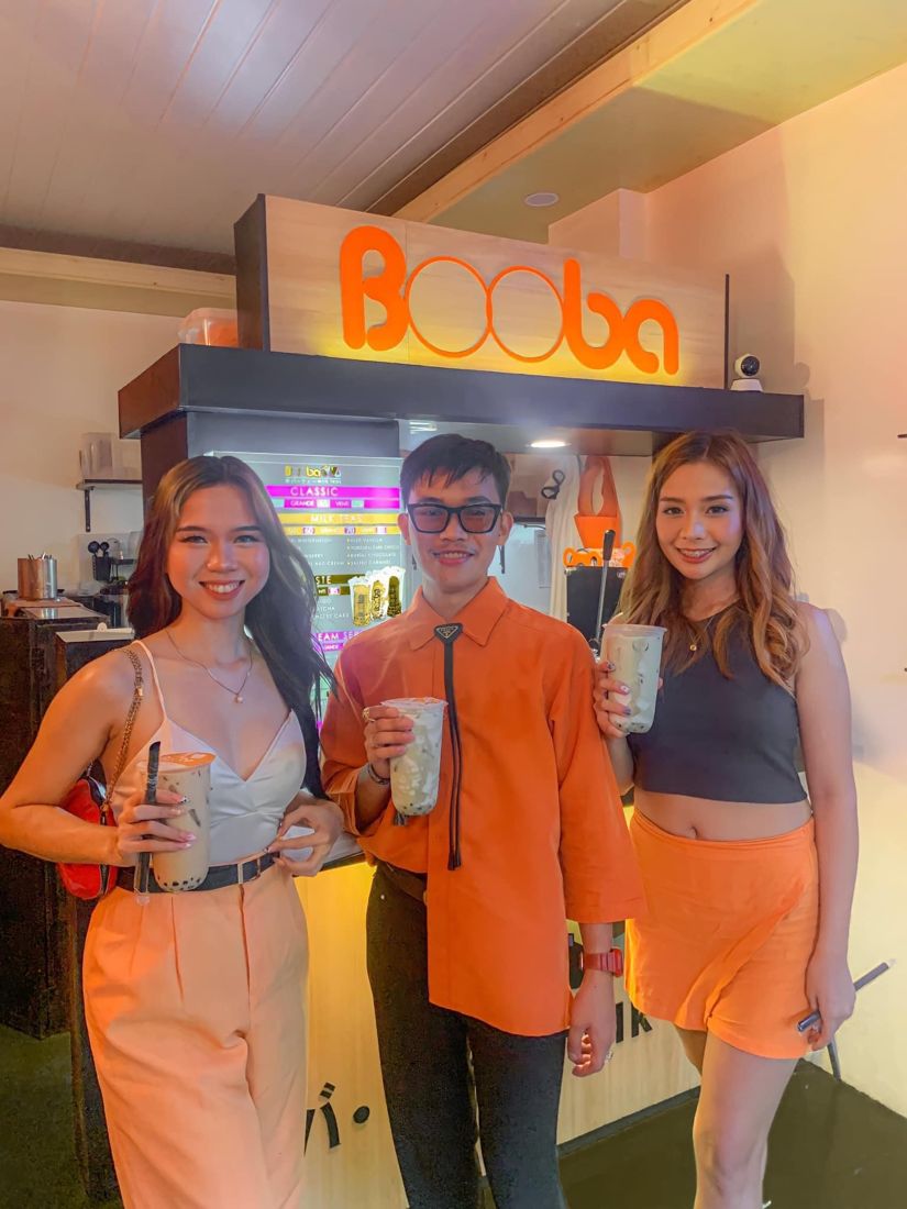 Guests with their drinks at the Booba Milk Tea counter