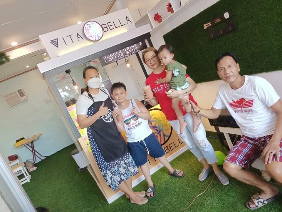 A family at a Vita Bella Bubble Drink and Coffee Stop kiosk